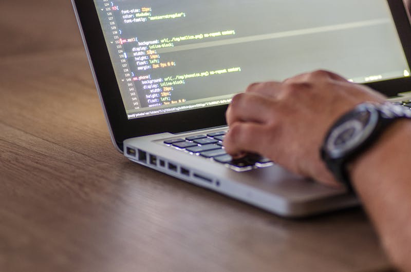 Pantalla de ordenador mostrando código de programación con resaltado de sintaxis sobre fondo oscuro