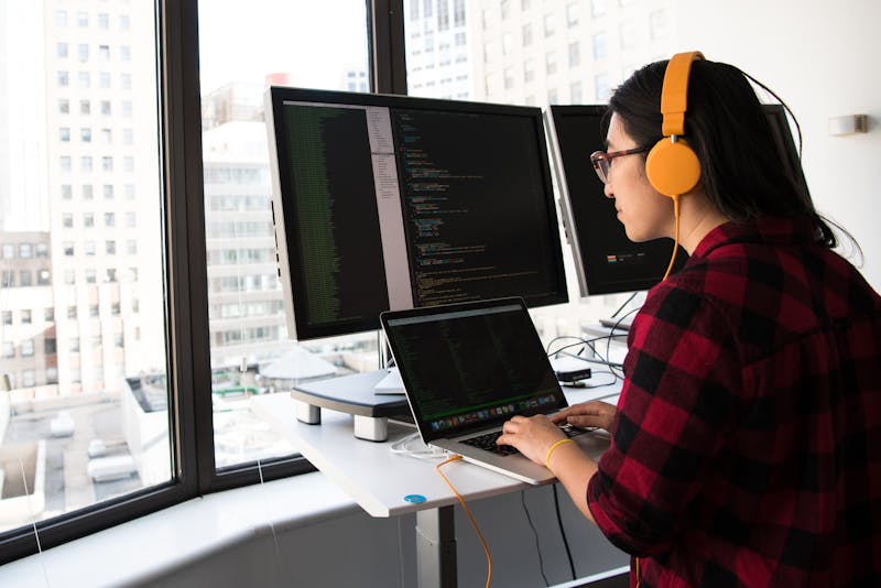 Pantalla de ordenador mostrando un editor de código con líneas de programación