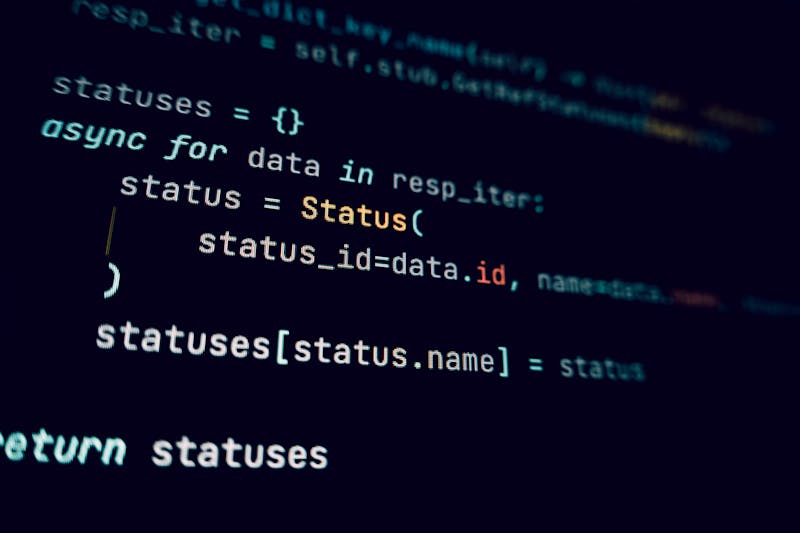Pantalla de portátil mostrando código Python con resaltado de sintaxis sobre fondo oscuro