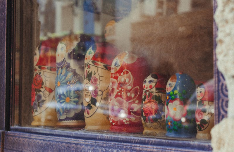 Muñecas matrioska rusas de colores apiladas, mostrando el principio de objetos anidados
