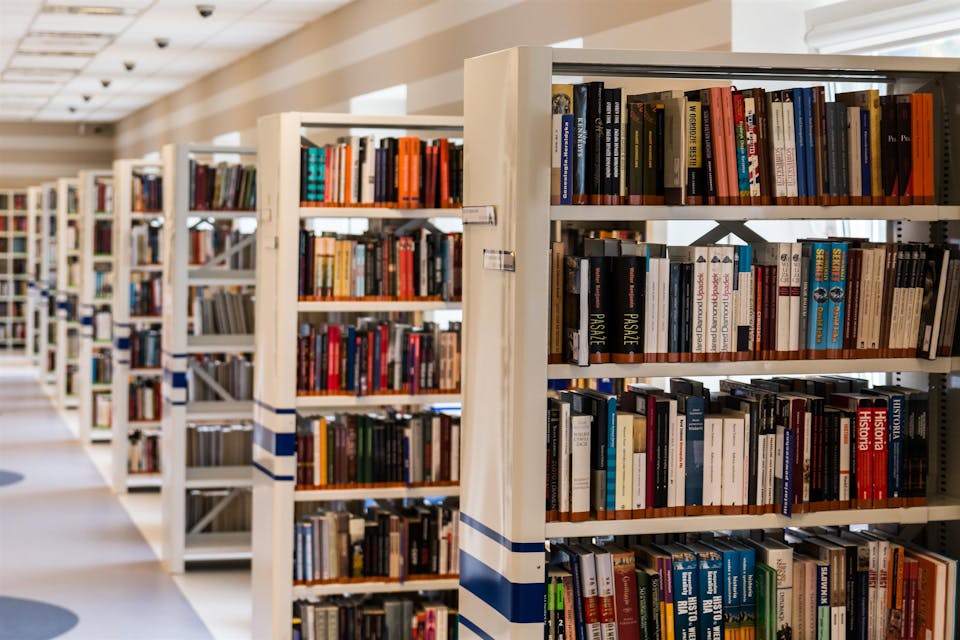 Archivador metálico antiguo con fichas organizadas por letras del alfabeto en un fichero de biblioteca