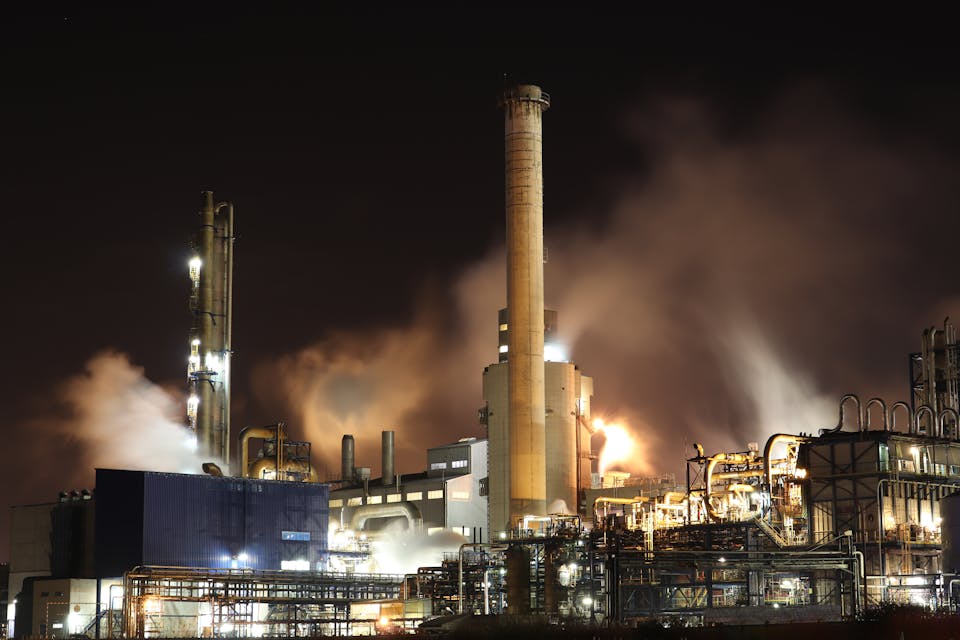Tuberías industriales de acero inoxidable conectadas en serie con válvulas y codos, instalación de procesamiento industrial