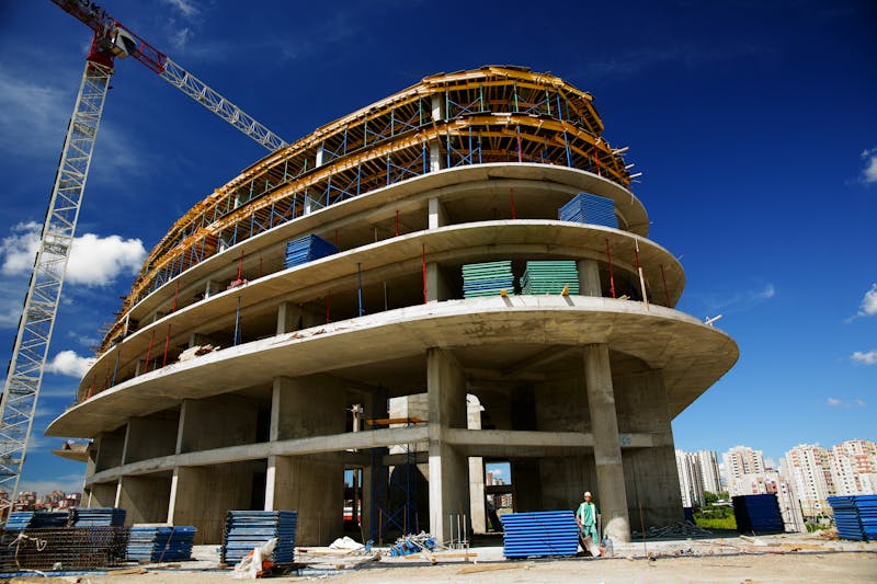 Estructura esquelética de hormigón de un edificio en construcción con vigas de acero