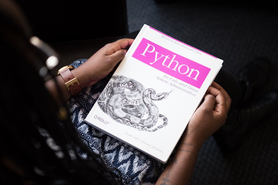 Código Python con funciones lambda en un editor de código oscuro con resaltado de sintaxis
