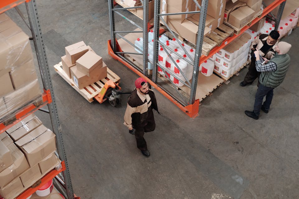 Cajas de cartón apiladas en filas y columnas formando una cuadrícula ordenada en un almacén