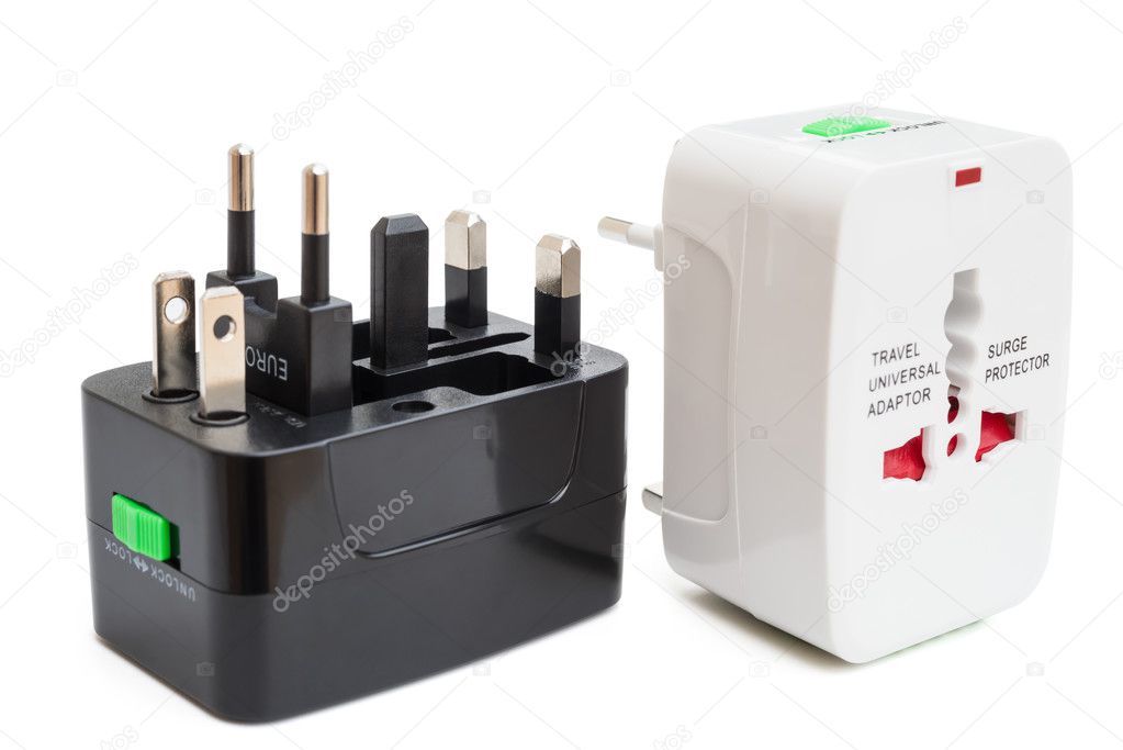 Dos adaptadores de viaje universales mostrando conectores para enchufes UK, Europa y USA