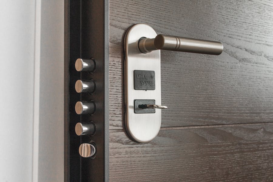 Cerradura de puerta moderna con mecanismo de cilindro visible