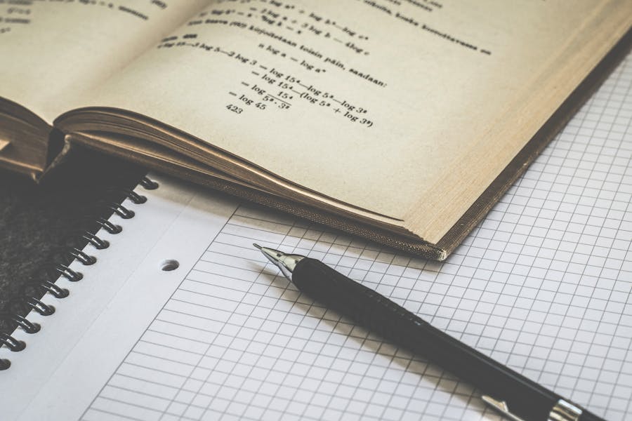 Lupa de mano sobre páginas de texto impreso, ampliando los caracteres