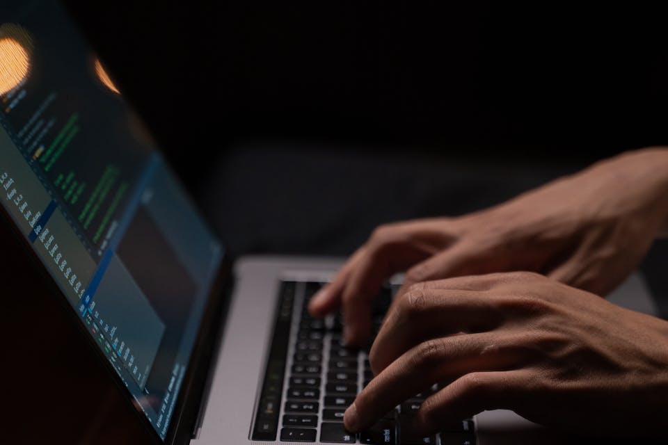 Pantalla de ordenador mostrando código Python con f-strings y expresiones de formateo en un editor oscuro