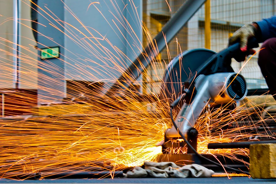 Soldadura de metal fundido creando una unión permanente e irreversible entre dos piezas metálicas