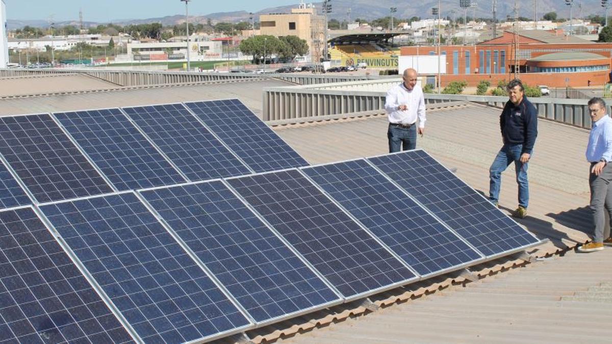 Instalación de paneles solares en una empresa