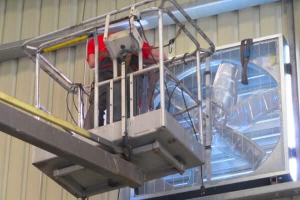 Sistemas de ventilación modernos en edificios industriales