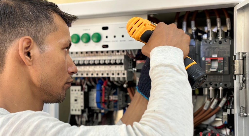 Electricista de edificios y prevención de riesgos en electricidad