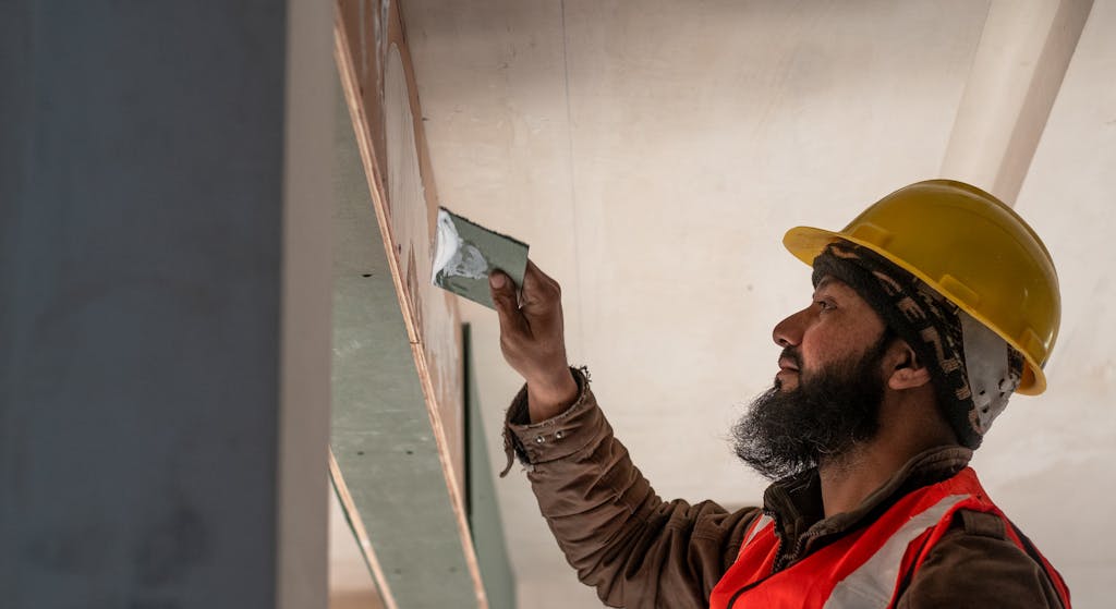 Enlucidor yesista y prevención en obra